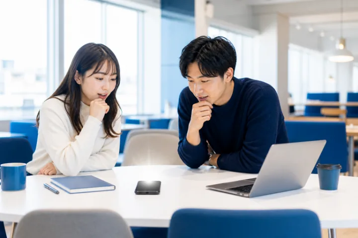 スマホAI超入門の第1話を紹介する二人の場面