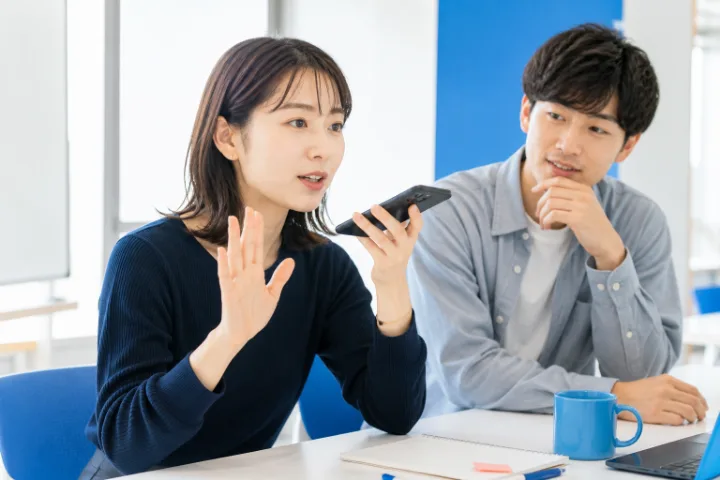 AIとの会話に途中で割り込む二人の場面