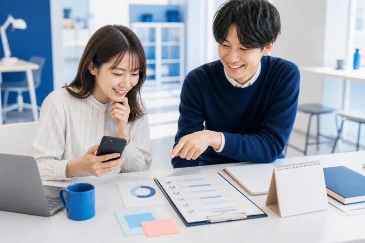 AIに完成品づくりを任せる二人の場面