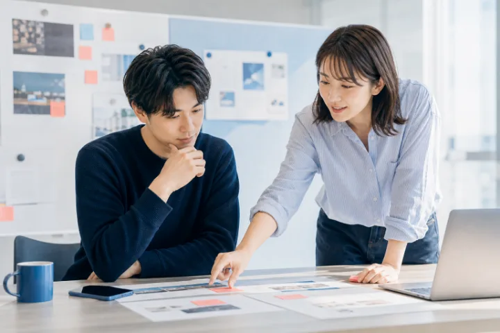 AIに見落としを指摘してもらう二人の場面