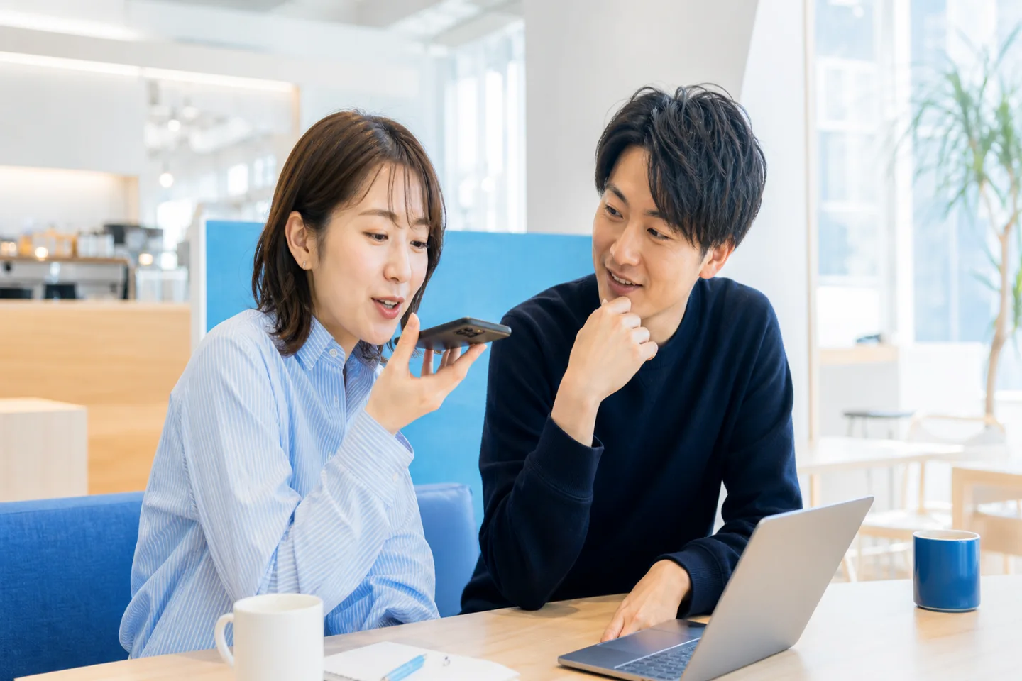 スマートフォンでAIを使う人とGENUPのスマホAI超入門講座