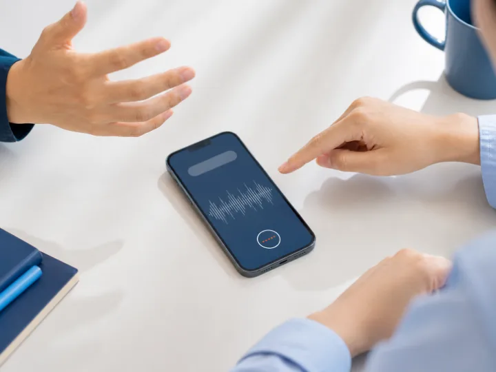 スマートフォンをテーブルに置き、AIに答えず聞き続けてもらう手元